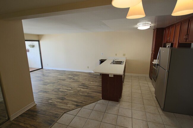 Building Photo - Best Priced 2 Bedroom Condo in the Heart o...