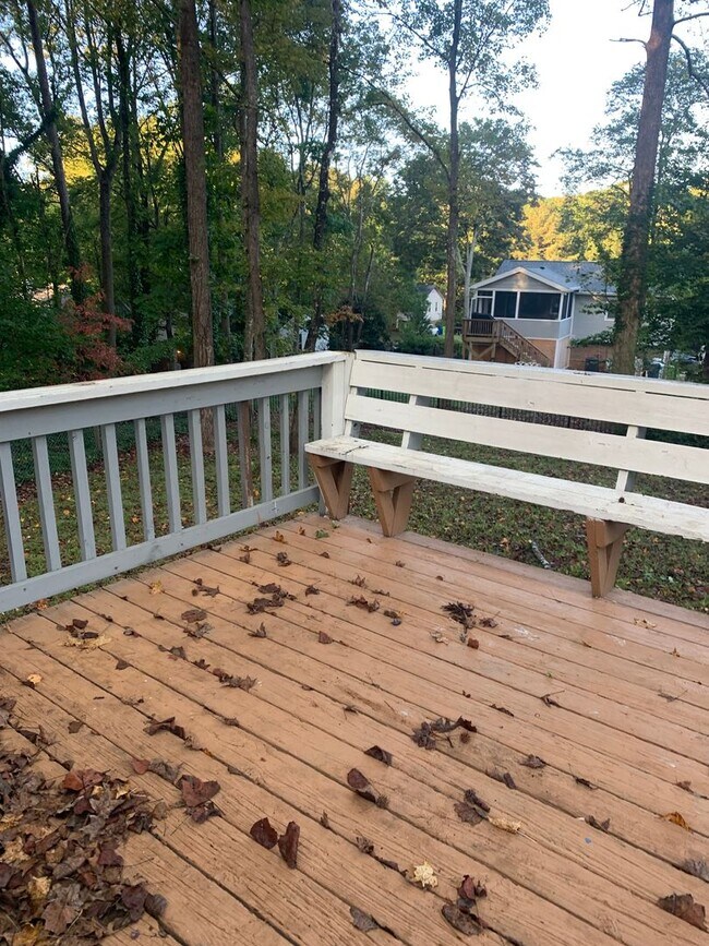 Building Photo - 3 BEDROOM BRICK RANCH WITH FENCED IN BACK ...