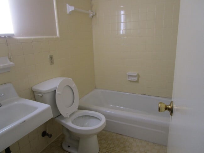 Building Photo - 111 Willow Dr