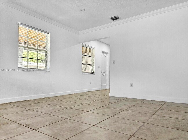 Building Photo - 315 NE 165th St