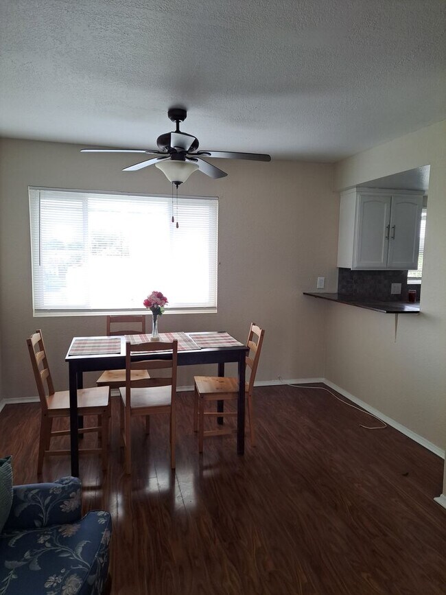 Building Photo - 1835 Carmona Ave