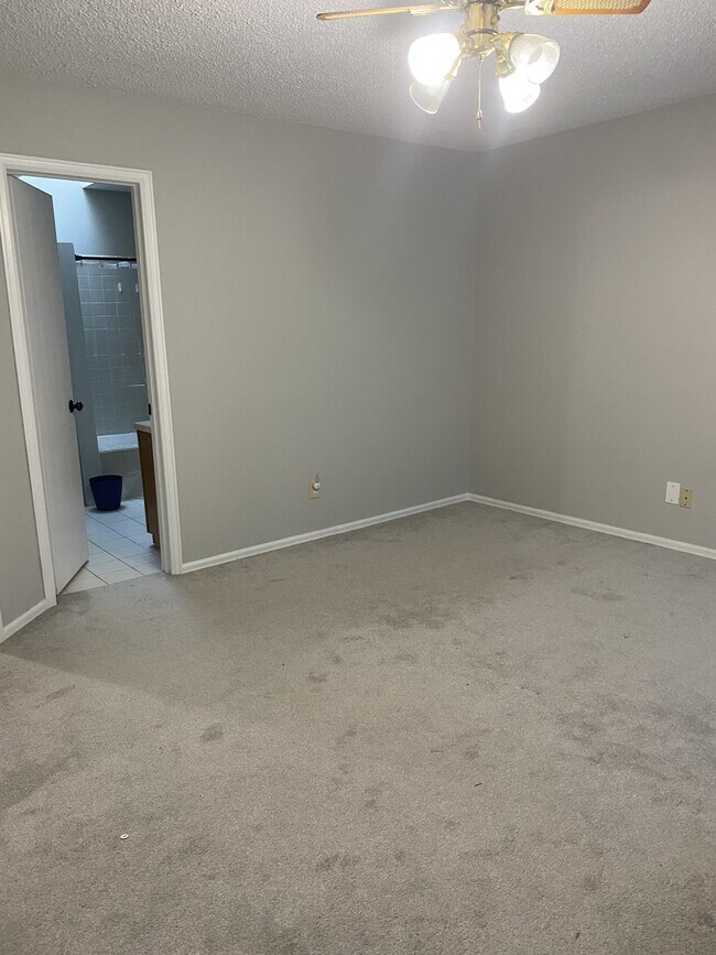 Building Photo - 2 bedroom westside - Rockrimmon