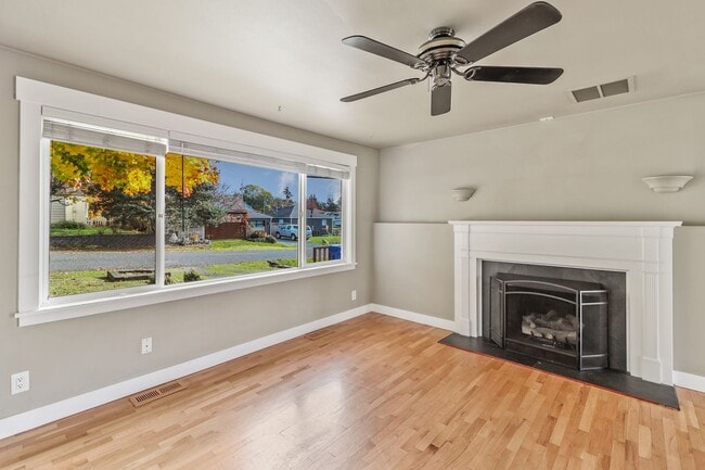 Building Photo - 3 Bed 1 Bath - Craftsman - Fenced Backyard...