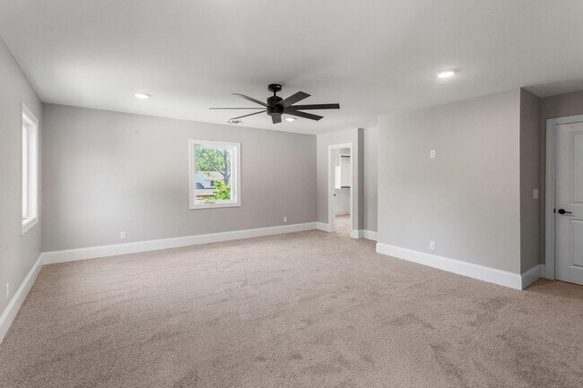 Building Photo - Four bedroom executive rental available now in Champaign's sought after Devonshire neighborhood!