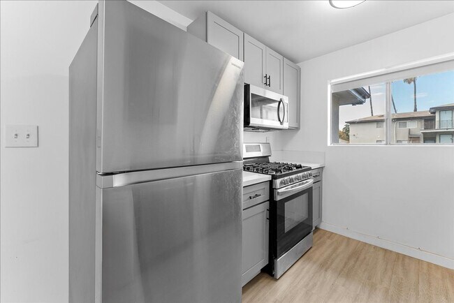 Building Photo - 376 N Ave 57