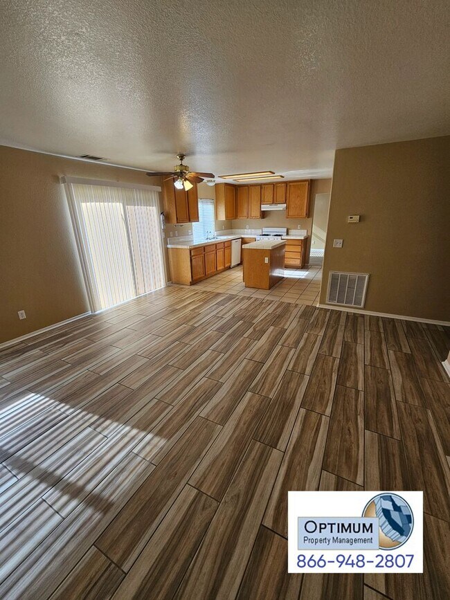 Building Photo - Spacious 6 bedroom , 3 bathroom home with downstairs bedroom and bath
