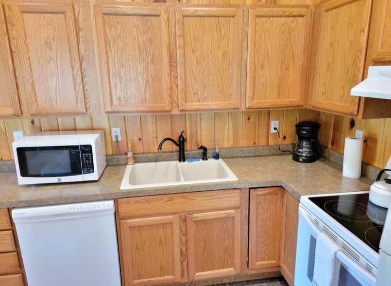 Kitchen - 2050 N Haze Rd