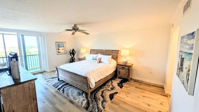 Building Photo - Seasonal/short term 2/2 condo rental with full water view on Longboat Key.