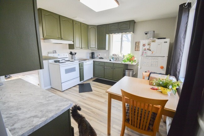 Building Photo - Charming 3-Bed, 1-Bath Home for Rent Near St Marys Hospital!