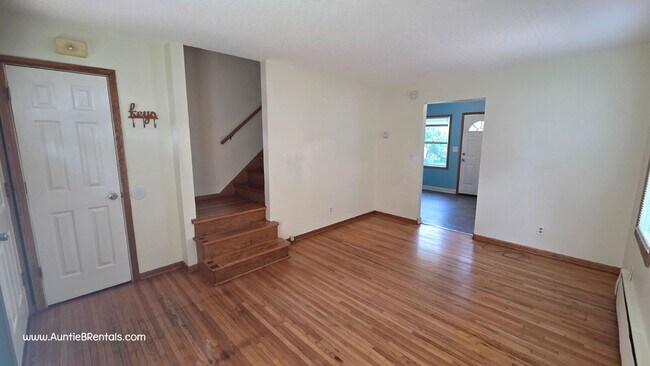 Building Photo - Great 2BR Duplex with a yard, Minneapolis - Bilingual landlords - open to S8