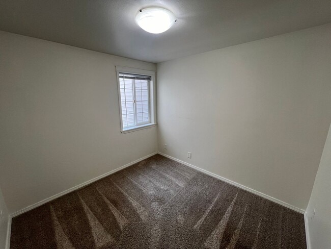 Building Photo - Two Bedroom Townhouse in South Salem with ...