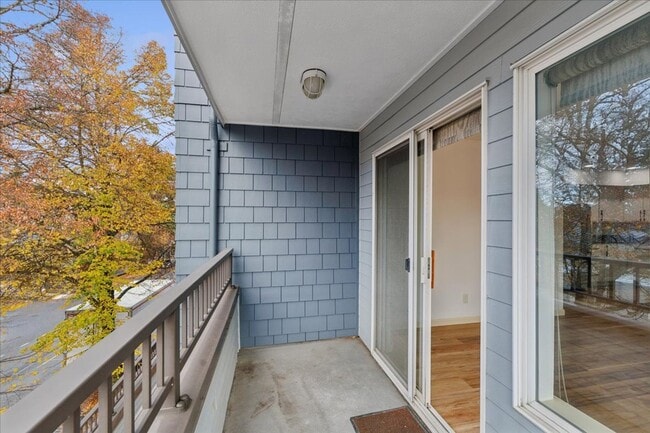 Building Photo - Prime Maple Leaf Bright 2-Bed 2-Bath Corner Condo