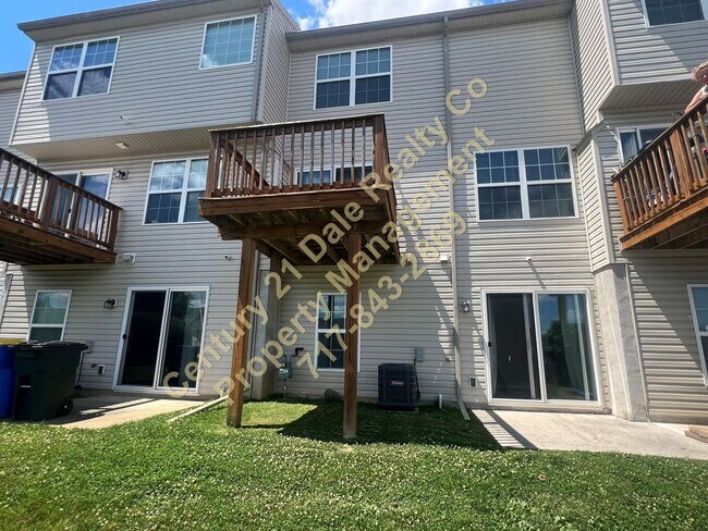 Building Photo - 210 Royal Dr