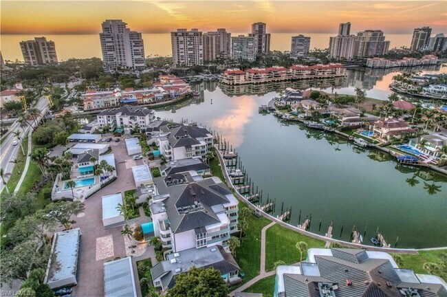 Building Photo - 355 Park Shore Dr