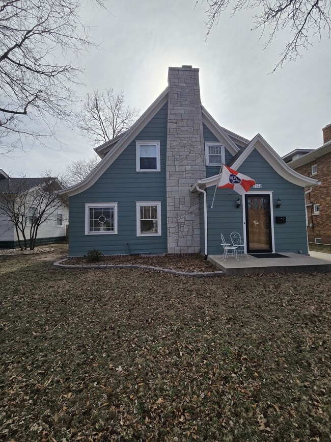 Building Photo - 1321 W Univ Ave