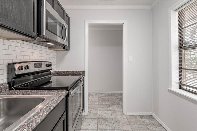 Building Photo - 2800 Lake Rd