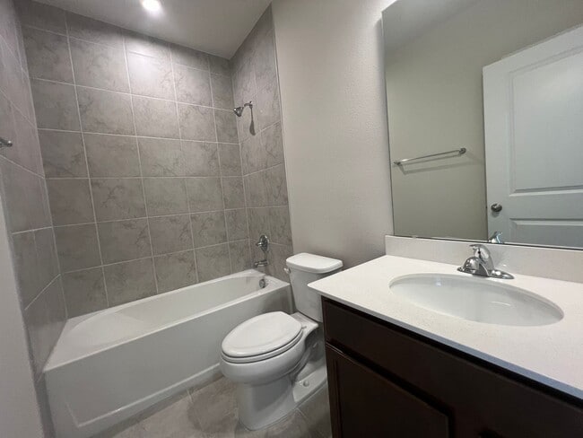 Building Photo - Beautiful  3 bedroom 2 bathroom House Comi...