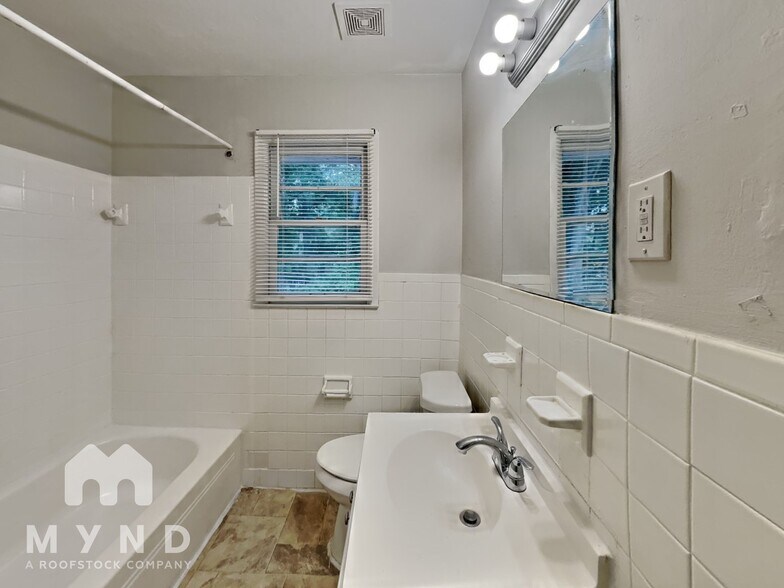 Building Photo - 388 Woodstock Dr SW