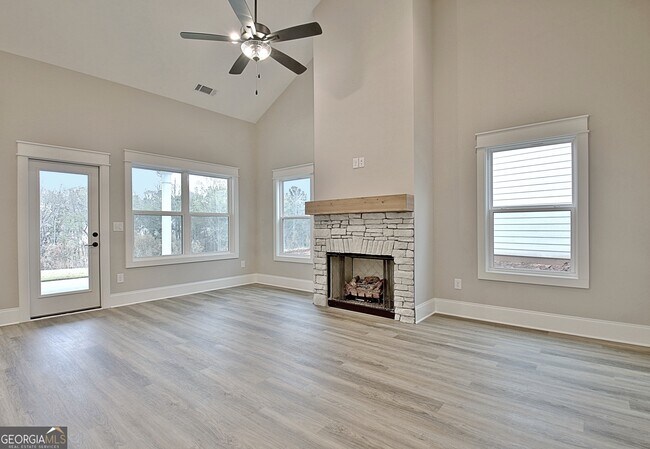 Building Photo - 190 Redhaven Dr