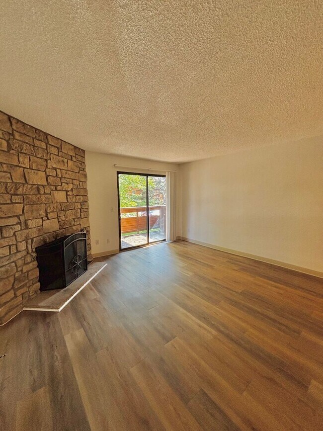 Building Photo - Spacious Green Mountain One Bedroom w/Pool...