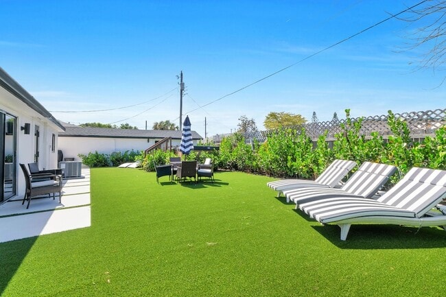 Building Photo - 1433 NE 53rd Ct