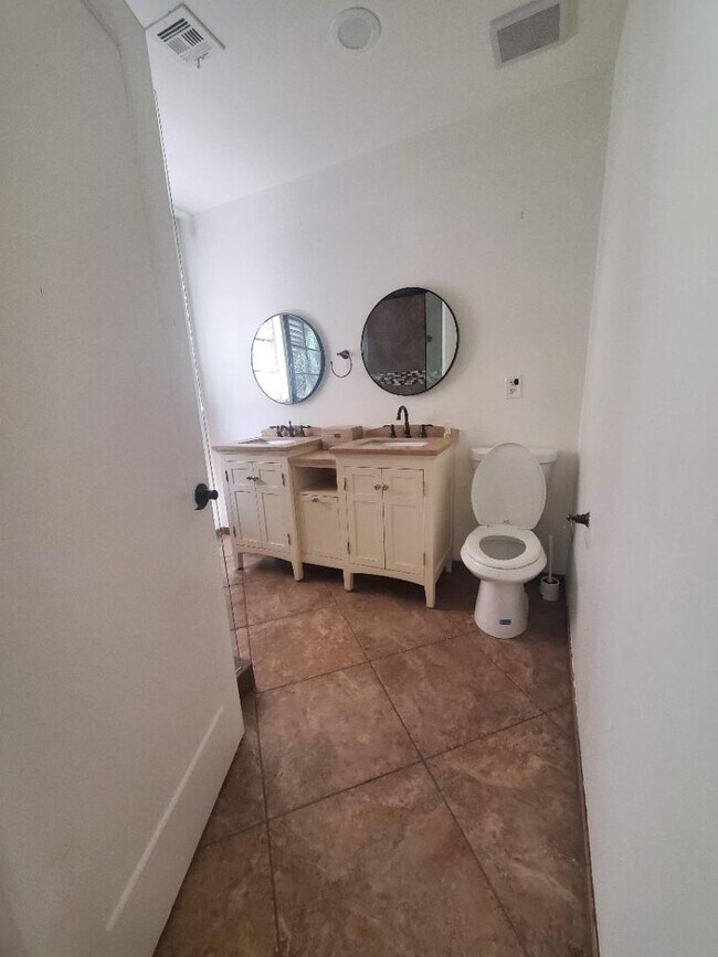 Building Photo - 1520 W Encanto Blvd