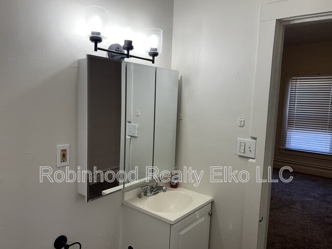Building Photo - 533 8th St