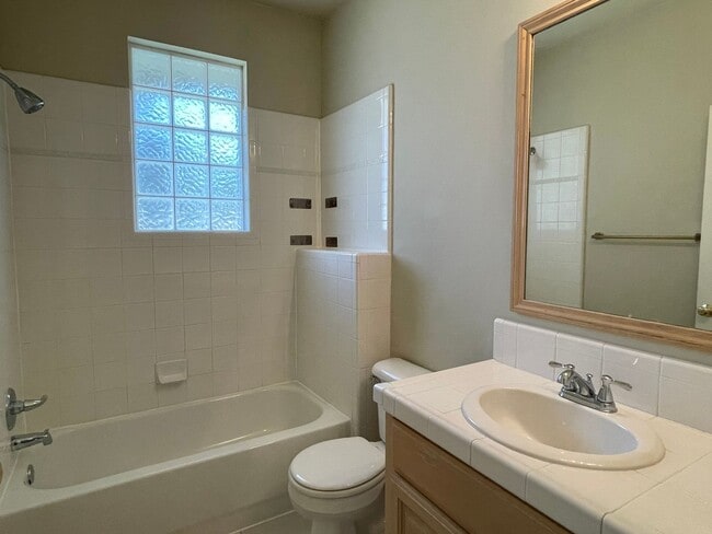 Building Photo - Great 3 Bed 2 Bath Duplex in a Gated Neighborhood!!