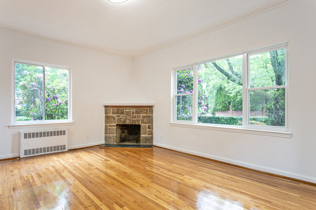 Building Photo - 88-14 65th Dr