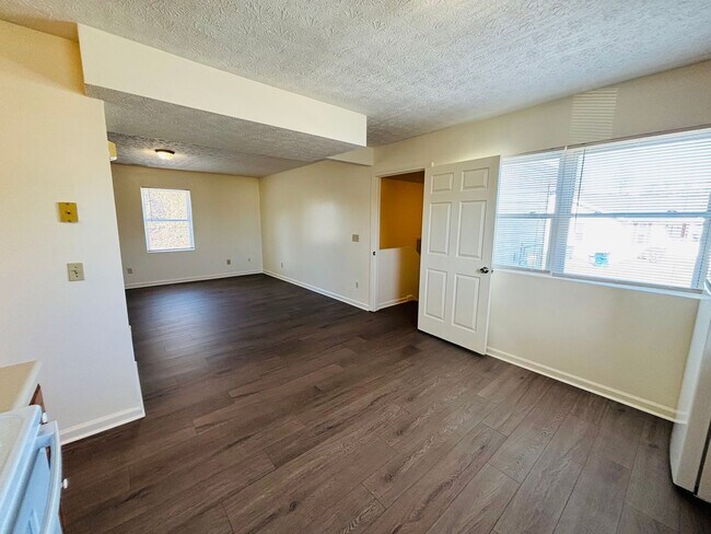 Building Photo - 310 Wakeman Ct NE