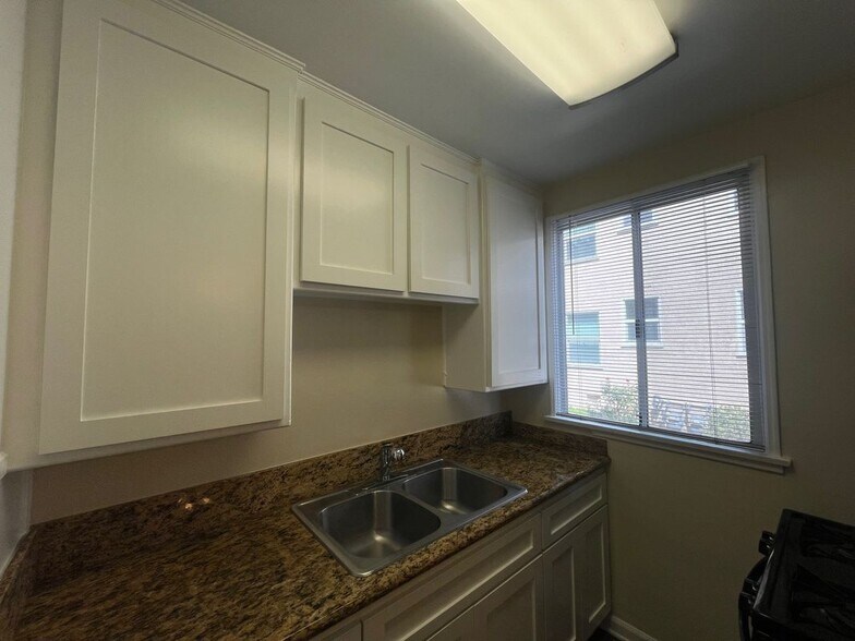 Building Photo - 132 N Maple St