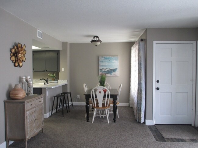 Building Photo - Beautiful Lompoc Village Townhouse