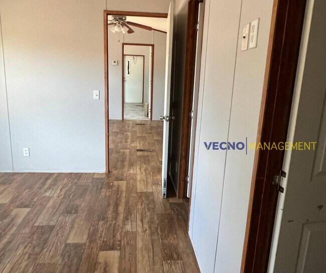 Building Photo - 1819 Country Rd