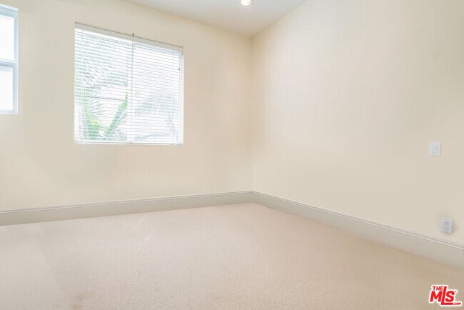 Building Photo - 16123 Sunset Blvd