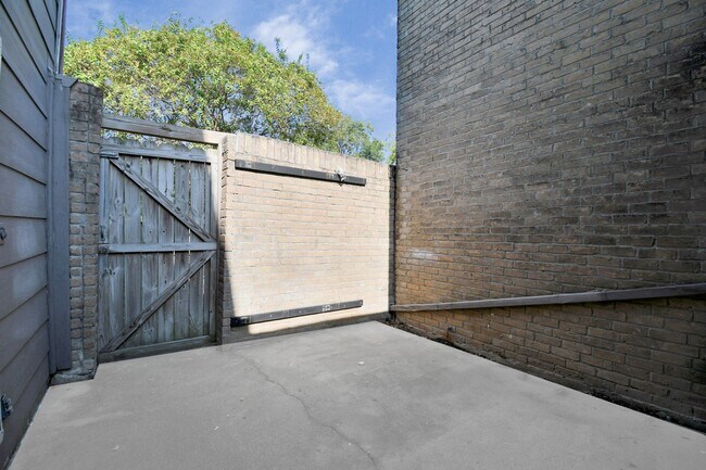 Building Photo - 8573 Wilcrest Dr