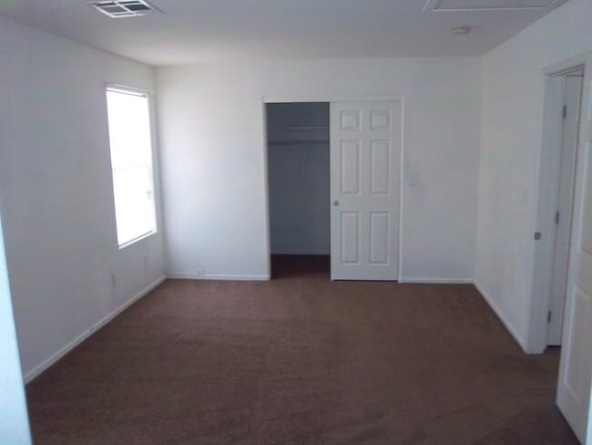 Building Photo - 3 bedroom home with granite tops and tile floors $1500.00/month