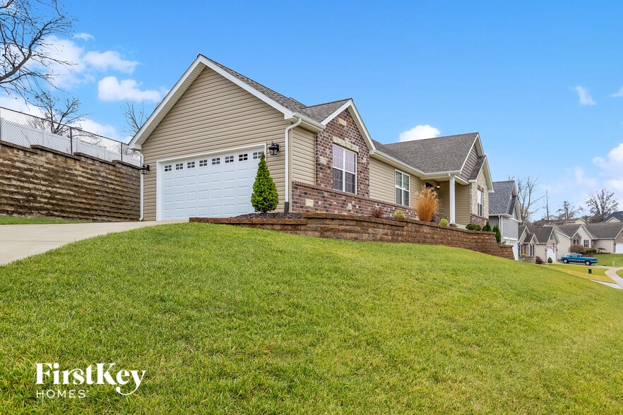 Building Photo - 415 Bittersweet Dr