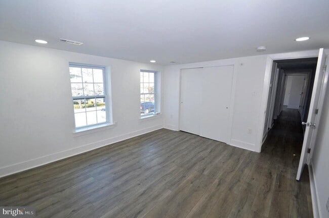 Building Photo - 211 E Union St