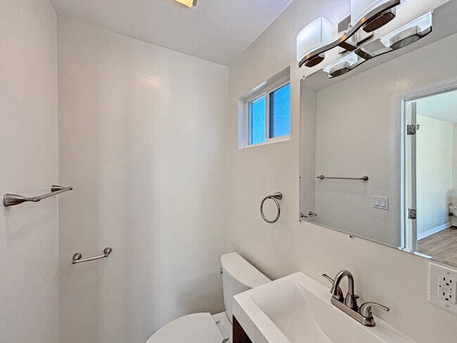 Building Photo - Beautiful 3BD/3BA House in Talmadge w/ ADU...