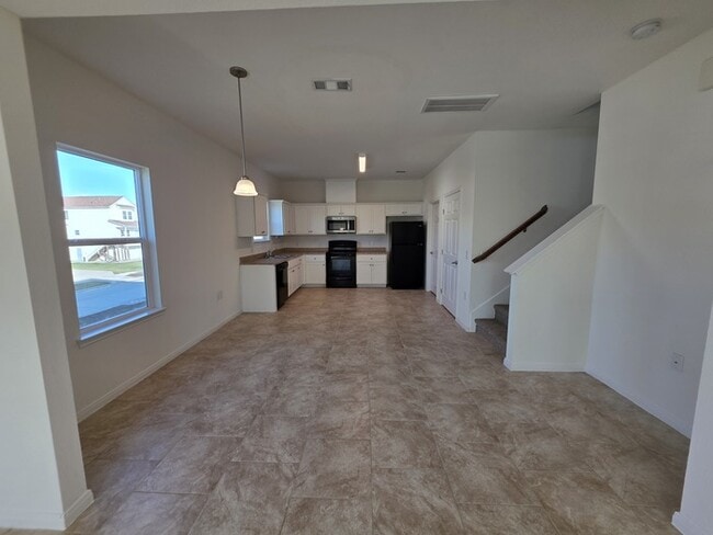 Building Photo - 3 Bedroom-2.5 Bath-2 car garage, Ready for Move in