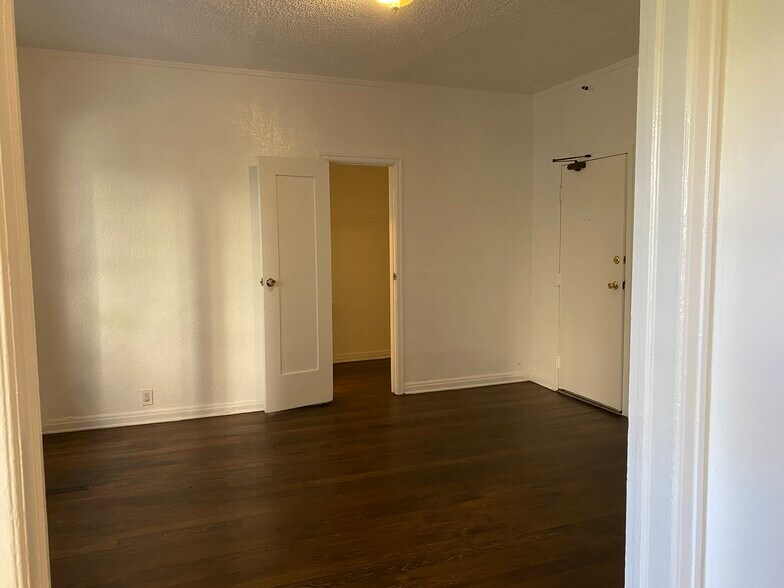privacy door to walk-in closet/ bathroom - 545 S Hobart Blvd