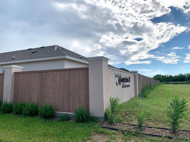 Building Photo - 13 Summerland Ln