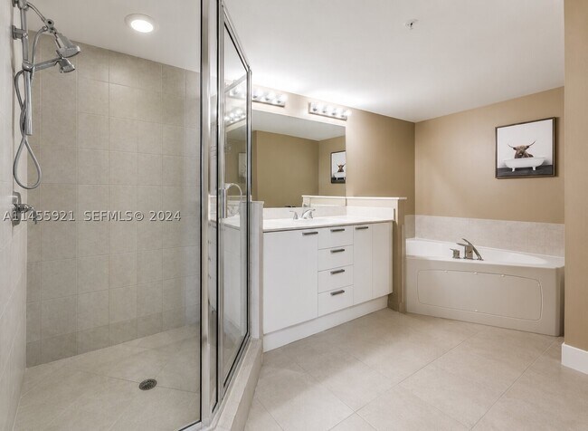Building Photo - 16699 Collins Ave