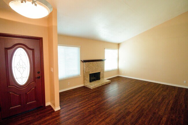Building Photo - Spacious 4 Bed / 2 Bath Pool Home in Prime Corona Location!