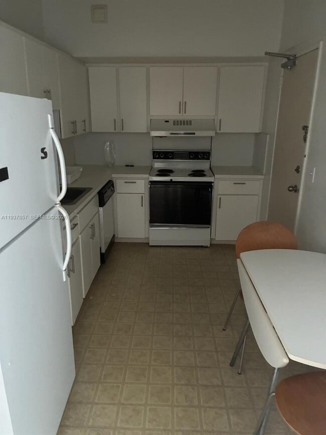 Building Photo - 10185 Collins Ave