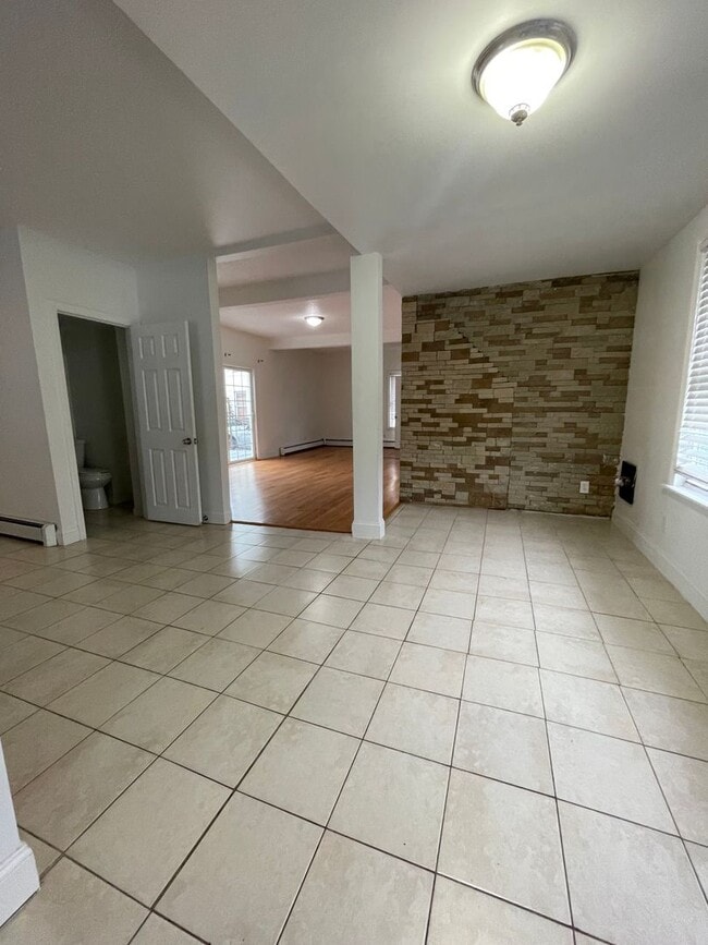 Building Photo - Bright, Spacious Single Family in Central Lowell, 4/5 Bedrooms, Off-street parking