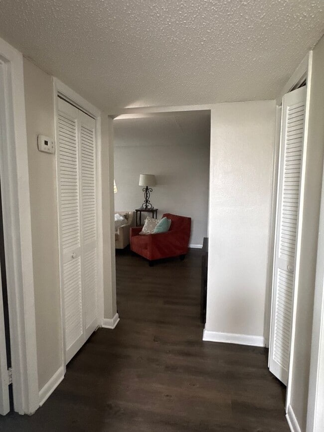 Building Photo - Fully Renovated 2 Bed / 1 Bath Apartment! ...