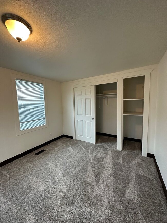 Building Photo - 3 BEDROOM 1 BATH APARTMENT LOCATED IN NORT...