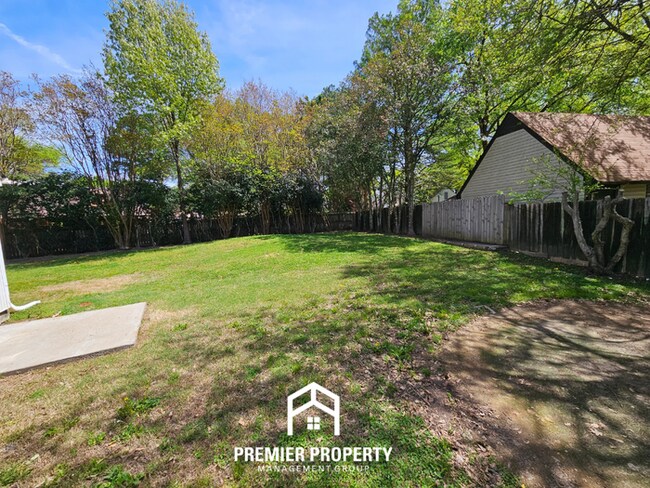 Building Photo - Massive 5BR/3BA Executive Home in East Memphis | Screened Porch & 2,200+ Sq Ft