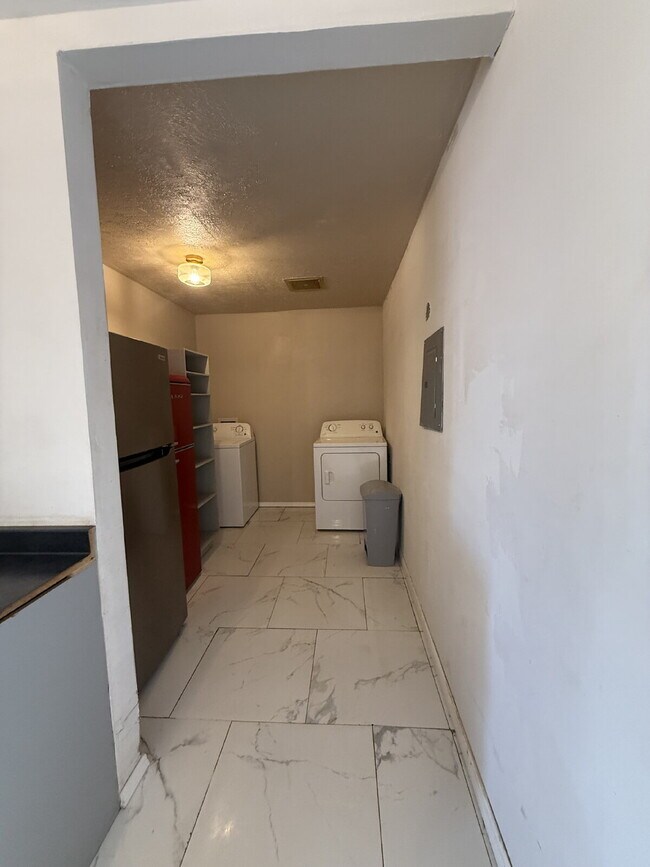 Building Photo - 5725 Wren Ave